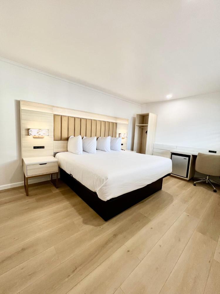 Deluxe King Room - Non-Smoking interior